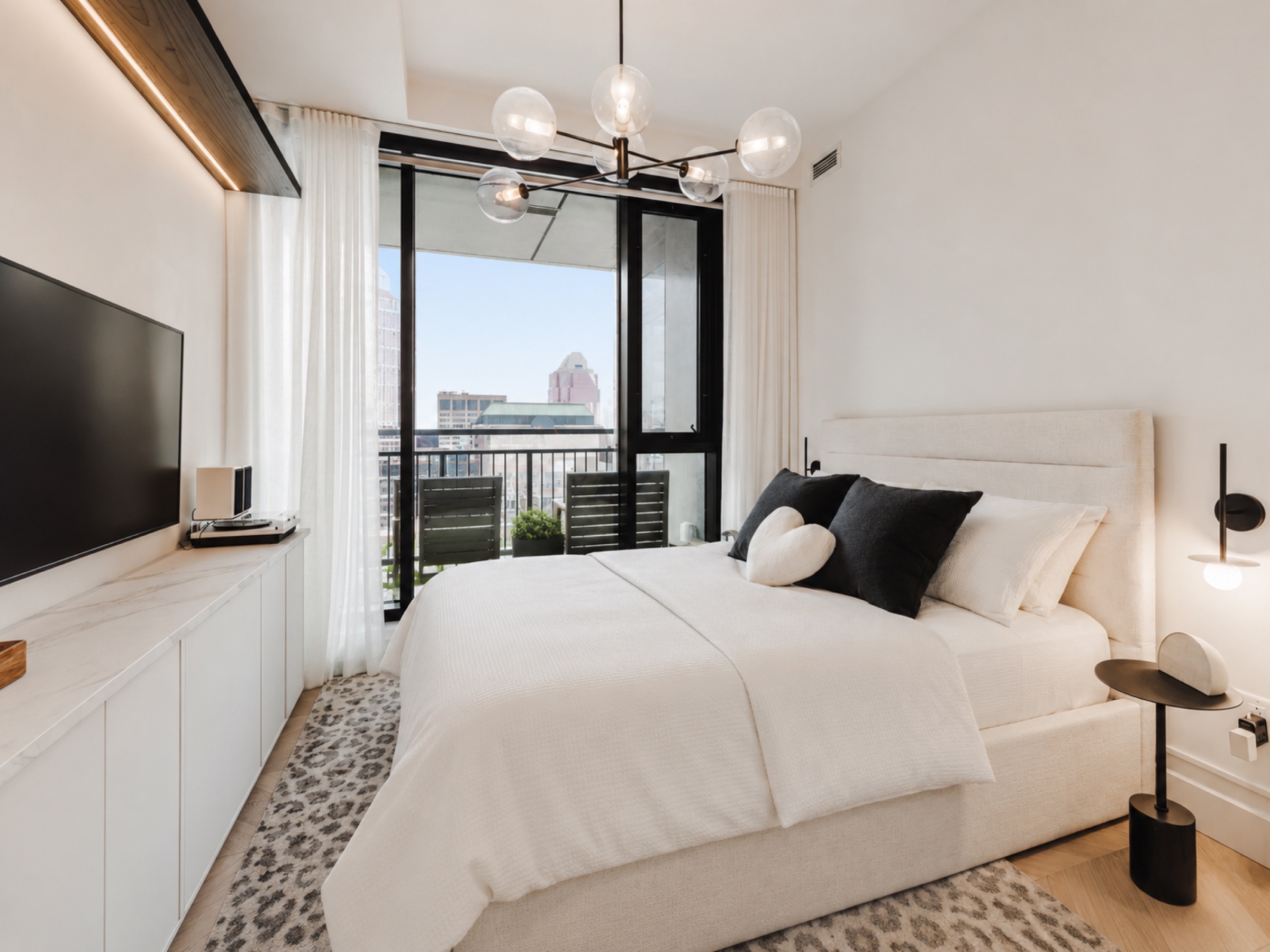 Deuxième chambre, autre angle avec lustre