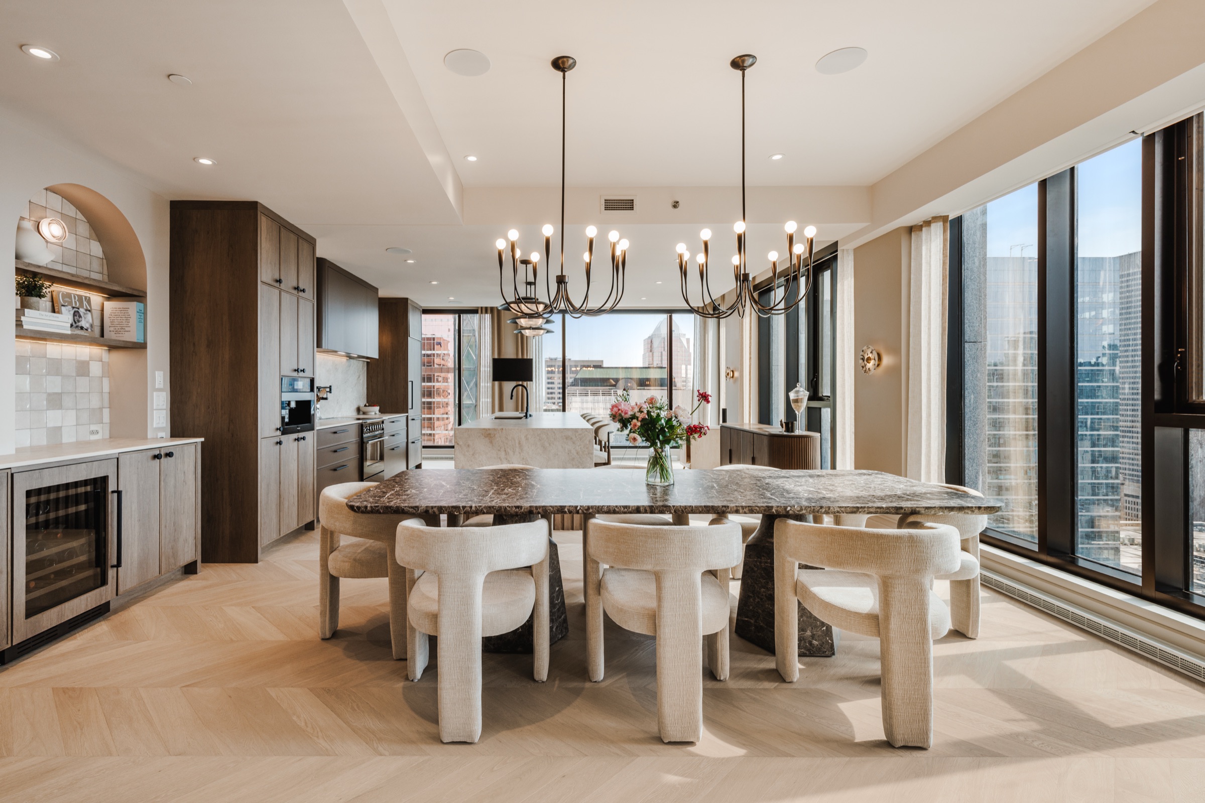 Salle à manger et cuisine avec vue panoramique, speakers domotique au plafond et cellier intégré