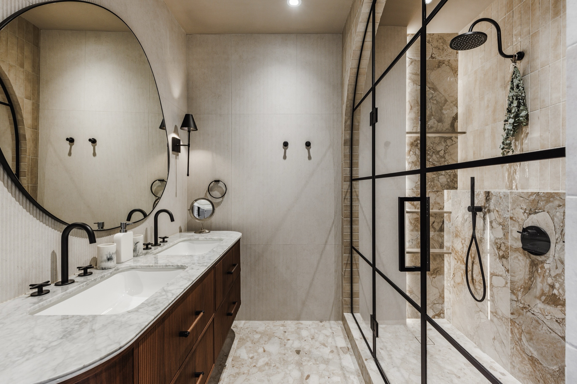 Salle de bain des maîtres, comptoir vanité, mur, arche de douche et plancher chauffant