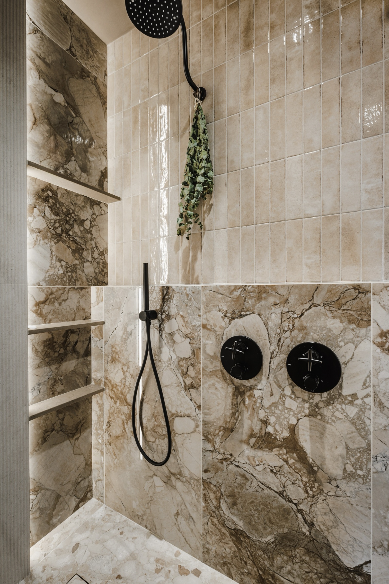 Douche, détail de la robinetterie noire et de la céramique