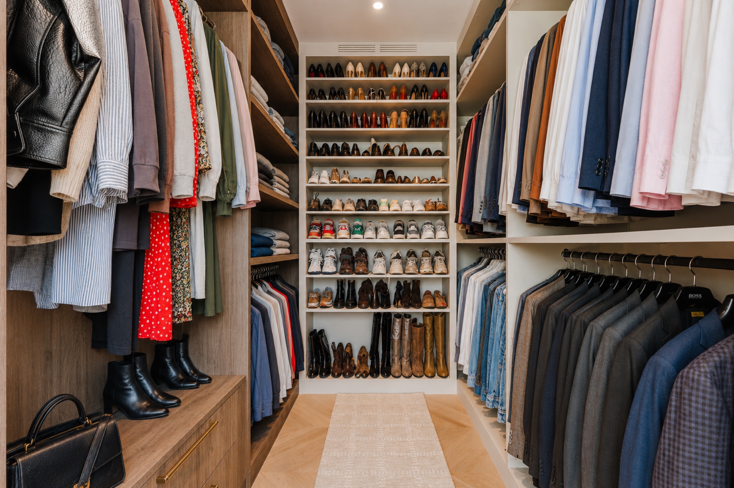 Dressing, vue d'ensemble avec étagères de vêtements et chaussures