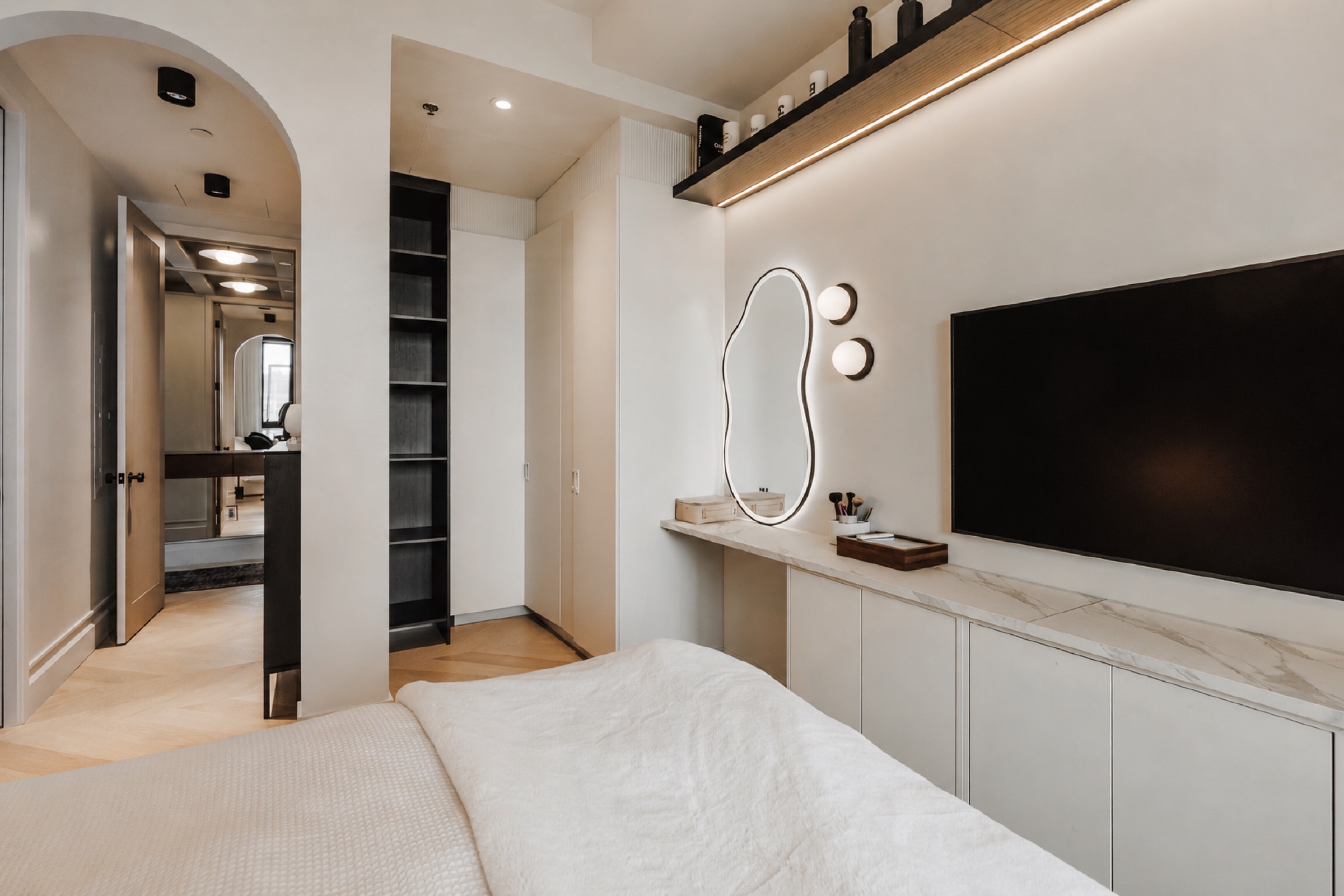 Deuxième chambre, mur d'ébénisterie avec maquilleuse et miroir organique