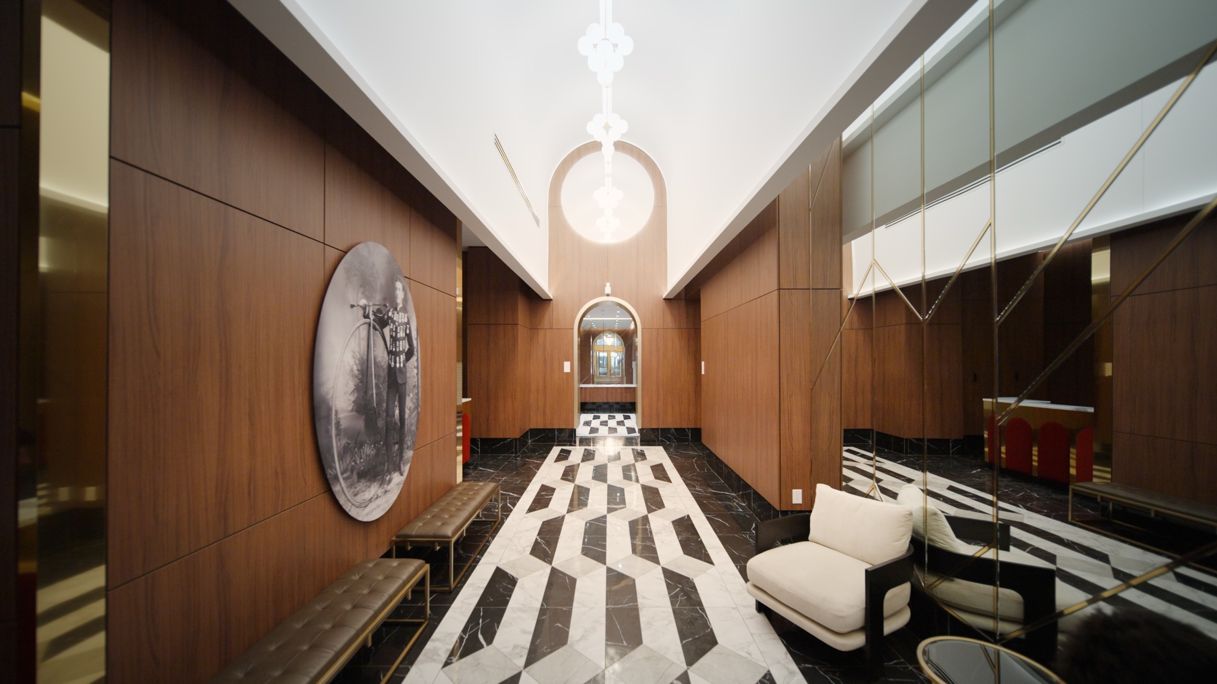 Hall d'entrée du MAA avec mosaïque marbre noir et blanc