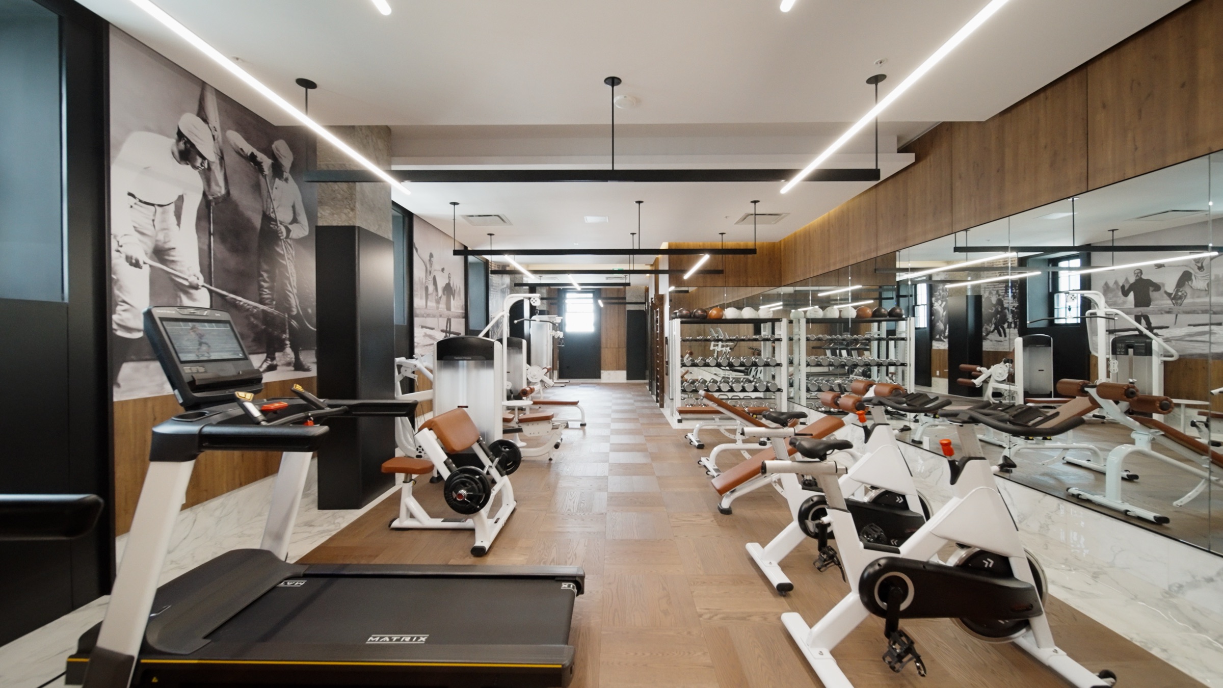 Salle de sport avec fresque murale photographique de l'héritage sportif