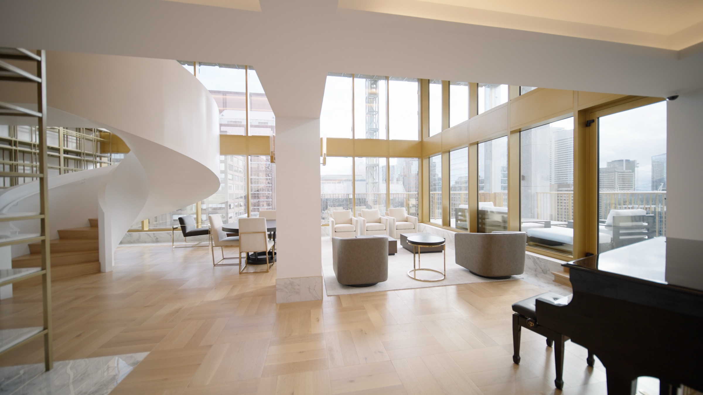 Atrium double hauteur avec escalier hélicoïdal et piano à queue